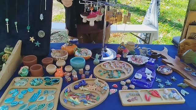 Керамические изделия на выставке цветов.🎪🪅