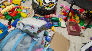 играем в игрушки в детской комнате