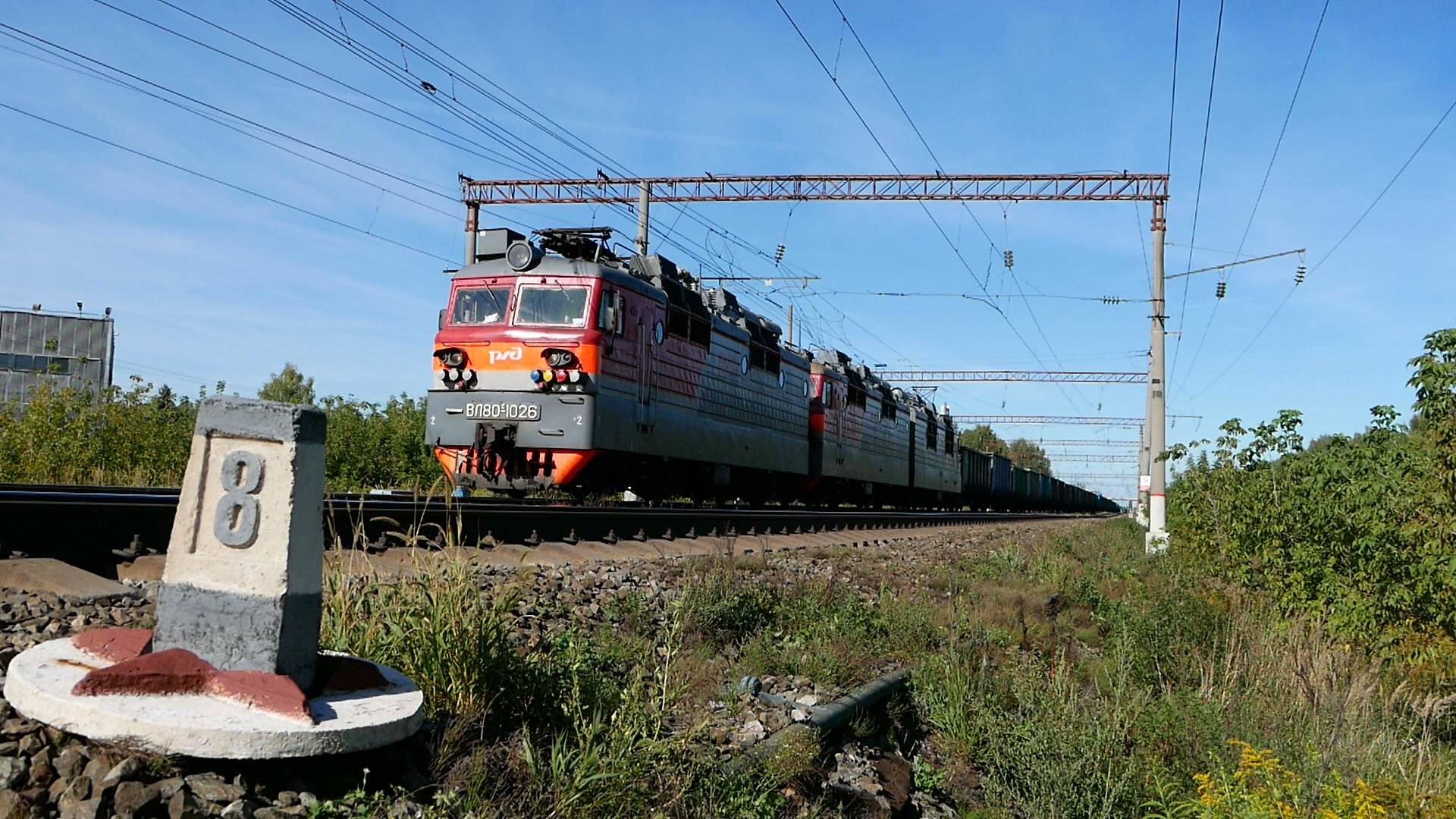 Электровоз ВЛ80с-1107/1026Б с грузовым поездом отправляется со станции Каликино