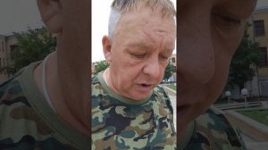 на фоне фонтана