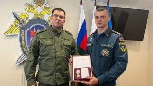 СК наградил сотрудника МЧС за спасение девочки во время пожара в ЛНР