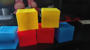 играем в кубики для малышей, строим башню из кубиков