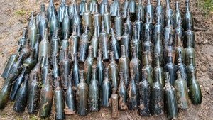 93 старинные бутылки с одной ямы.