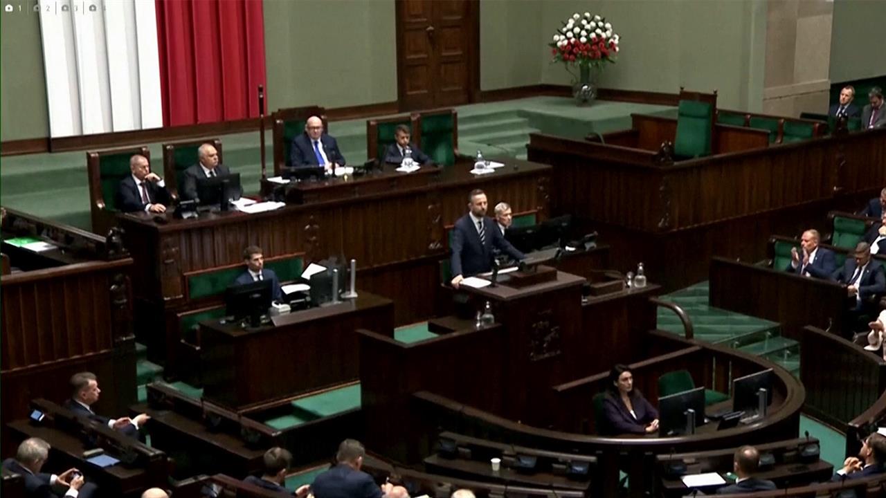 В Польше предлагают лишить неработающих украинцев социальных пособий