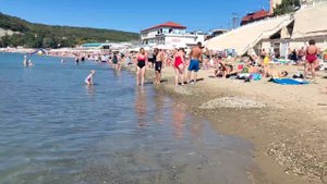 Так и не скажешь, что ветер на пляже сильный.