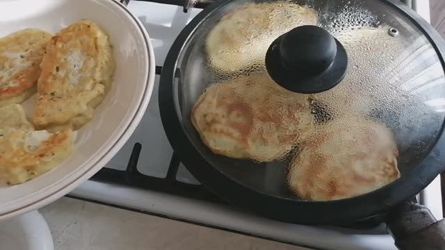 Лепешки из соленых огурцов. Жарю и пробую впервые. Теперь я знаю куда использовать соленые огурцы.