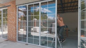 Большие окна в пол и складные алюминиевые двери Alumil