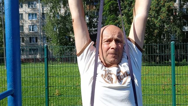 Пробую подтягиваться пока что с амортизатором.