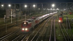 ЭП2К катит неспеша поезд №135 Нижний Новгород–Москва и трудяги ЭД4М