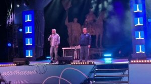 🇷🇺 Губернатор Алексей Русских и глава города Александр Болдакин поздравили жителей и гостей города