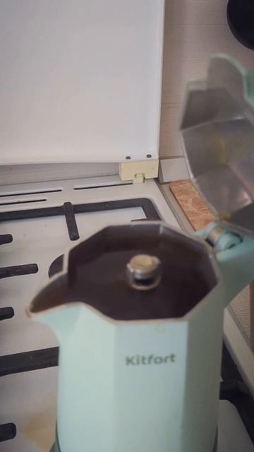 ☕ Секрет утреннего счастья: кофе с пенкой прямо из гейзерной кофеварки! 🌟 смотреть онлайн