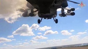 🚁 Экипажи боевых вертолетов Ка-52м и Ми-28нм обеспечивают огневую поддержку при высадке штурмовы...
