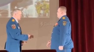 Офицера видно по походке