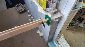 Балкон в стиле лофт: хитрости при  запенивании и штукатурке штробы подоконника 🪟