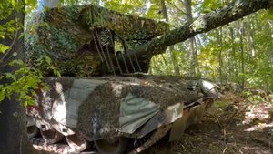 Экипаж танка Т-80БВМ уничтожил места дислокации живой силы ВСУ в зоне СВО