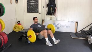 Ягодичный мост со штангой в ножницах