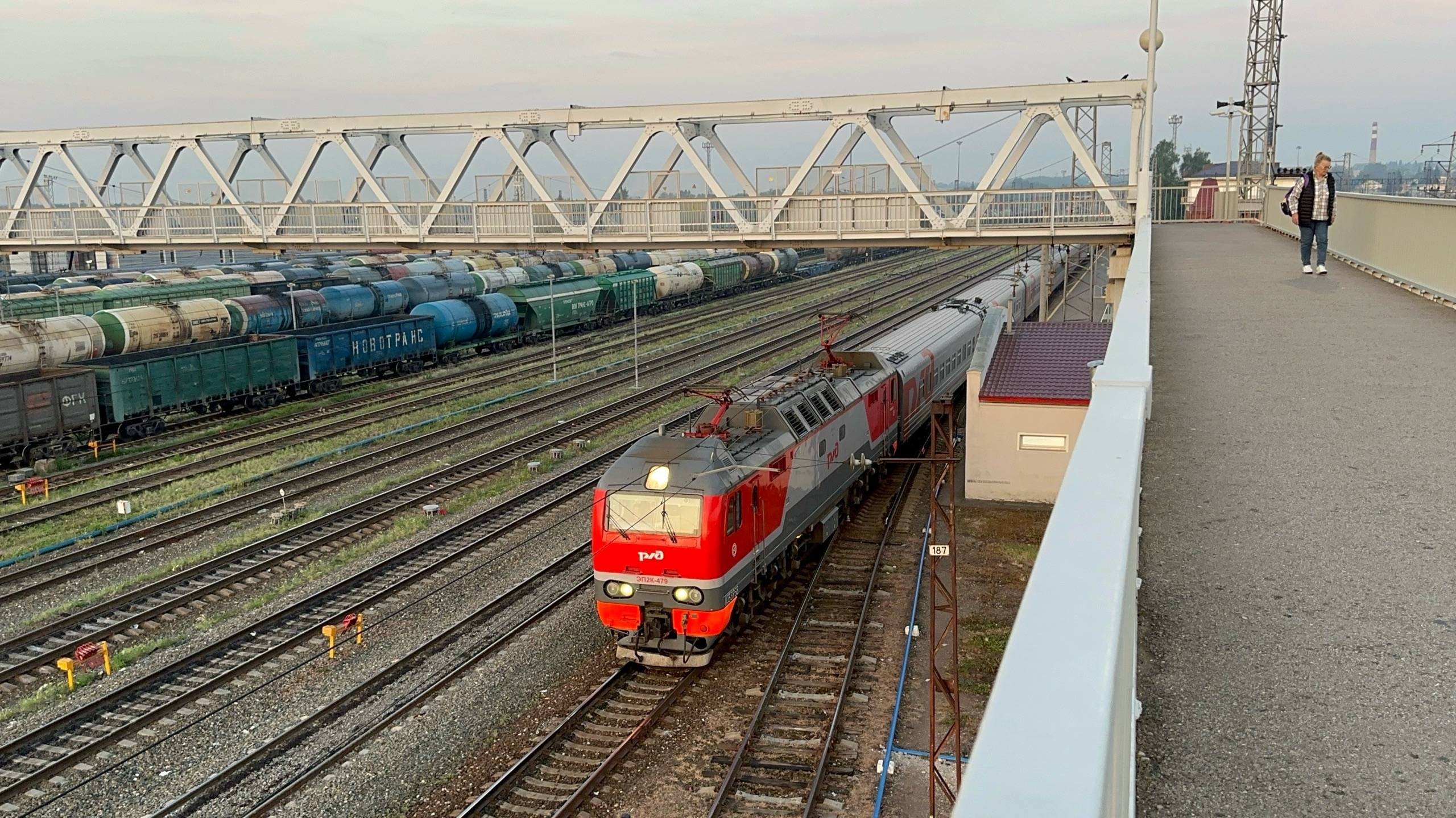 «Перед рассветом!» Электровоз ЭП2К - 479 с пасс.поездом на ст.Дёма, август 2025 года