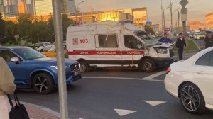 Машина скорой помощи перевернулась на Кутузовском проспекте в Москве