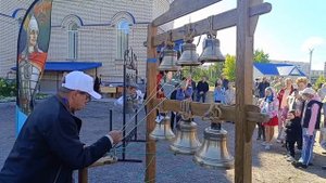 В храме Николая Чудотворца на проспекте Авиастроителей провели мастер-классы по колокольному звону.