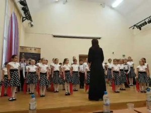 ,,Девка по саду, ходила,, - хор ,,Московские колокольчики,,.