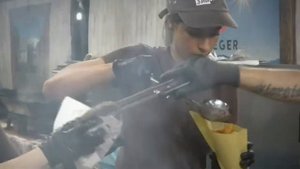 Лучшая УЛИЧНАЯ Еда в Италии Гигантская МОРТАДЕЛЛА Огромная Сковорода с РИСОМ Сыром и СВИНИНОЙ [get-s