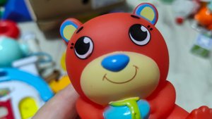 играем в резинового веселого медвежонка для малышей