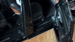 Марк распаковывает черный бизнес-автомобиль Mercedes Benz V-класса в масштабе 1_18