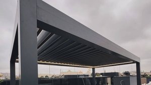 Открывание ламелей поворотной алюминиевой перголы биоклиматик