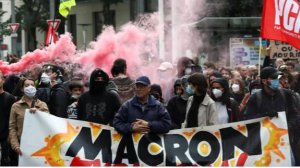 Протестующая и обедневшая Франция без вождя: почему Макрон уже проиграл