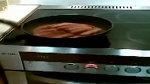 сосиска крутится под дабстеп