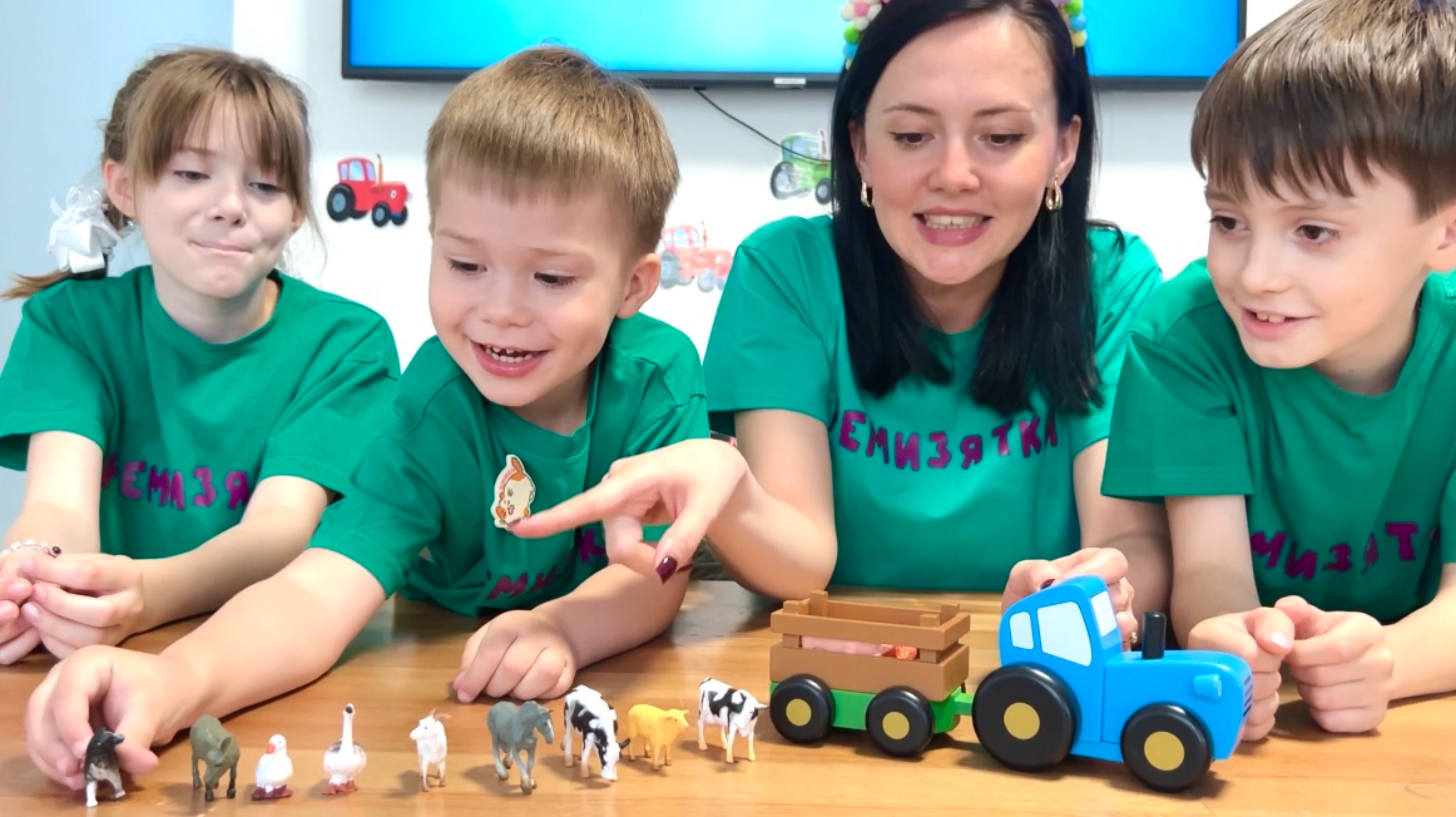 Купили новый СИНИЙ ТРАКТОР, играем и катаем животных в прицепе, поем песенку по полям по полям смотреть онлайн