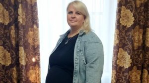 Женщина танцует дома смешной танец смотреть видео домашние танцы
