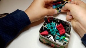 как сделать стеллаж с оружием для лего человечка