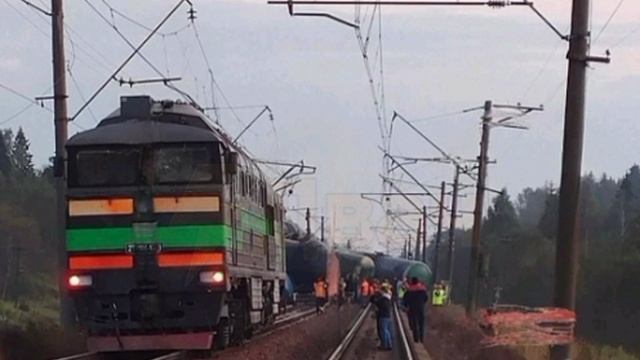 ‼️🇷🇺☦️Трагедия на железной дороге: машинист погиб после схода тепловоза в Ленобласти