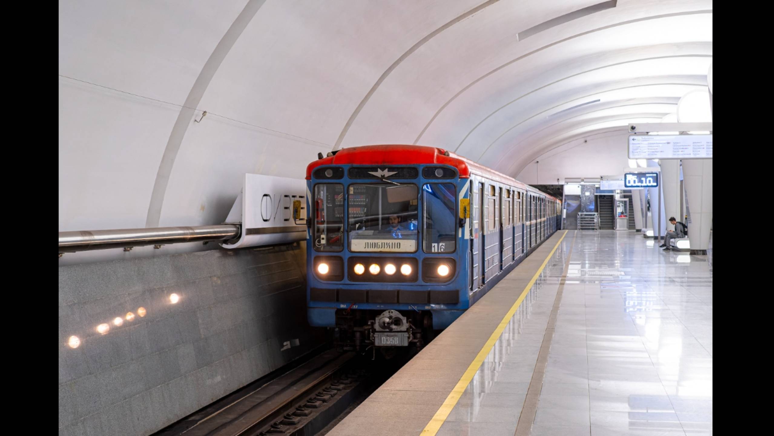 Москва. Поездка на метро-поезде 81-717 по Люблинской-Дмитривской линии.