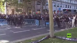 متظاهرون يقطعون شوارع وسط مدريد أمام سباق طواف إسبانيا احتجاجا على المشاركة الإسرائيلية