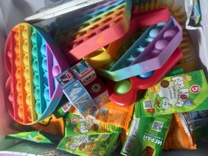Разбираем антистрессы и игрушки из Пятёрочки и магнита