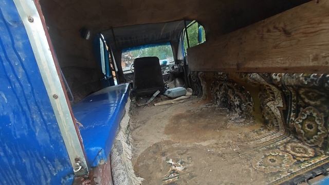 Заброшенный вездеход в лесу