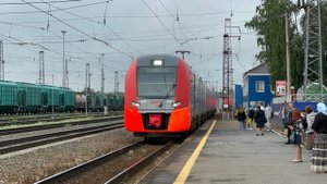Электропоезд «Ласточка» ЭС2Г - 154 на ст.Дёма, август 2025 года