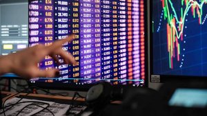 Московская биржа приостановила торги на фондовом рынке