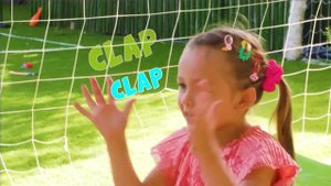 Миллион воздушных шариков в машине и кукла за рулём — это так весело!