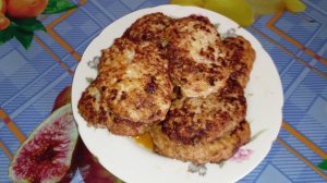 ДОМАШНИЕ КОТЛЕТЫ, С КАБАЧКОМ
И ФАРШЕМ