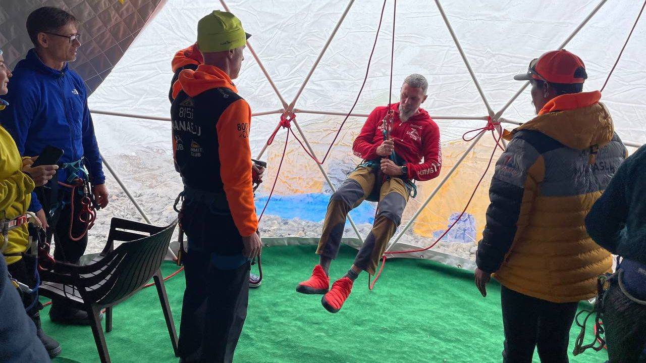 Команда экспедиции Клуба 8000 Манаслу провела тренировочные занятия, не выходя из столовой