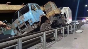 Два человека погибли и еще три пострадали в ДТП с BMW и фурами под Новгородом