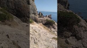Дошёл до Чёртова мистика и грота на пешеходной тропе на мысе Алчак-Кая на Чёрном море