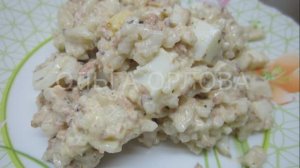 Простой, вкусный салат из консервированной сайры.