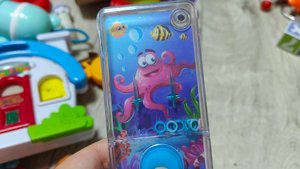 играем в детский игрушечный телефон