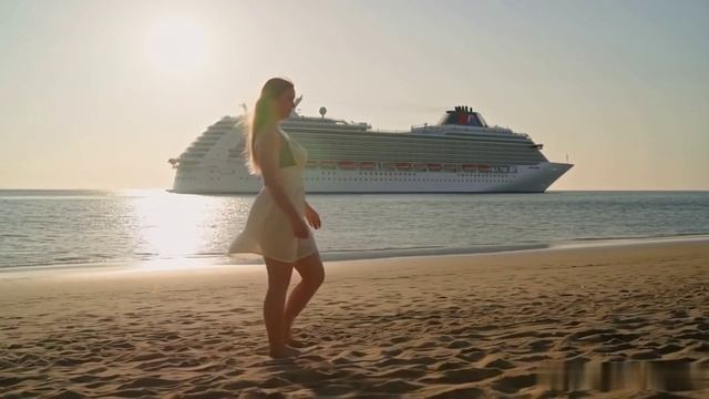 Красивая девушка гуляет по пляжу смотреть онлайн