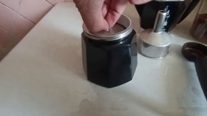 Bialetti Mokka Express с воронкой на половину загрузки кофе