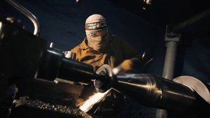 Военное крылоХАМАС опубликовало клип,в котором можно увидеть,как из водопроводных труб делают ракеты